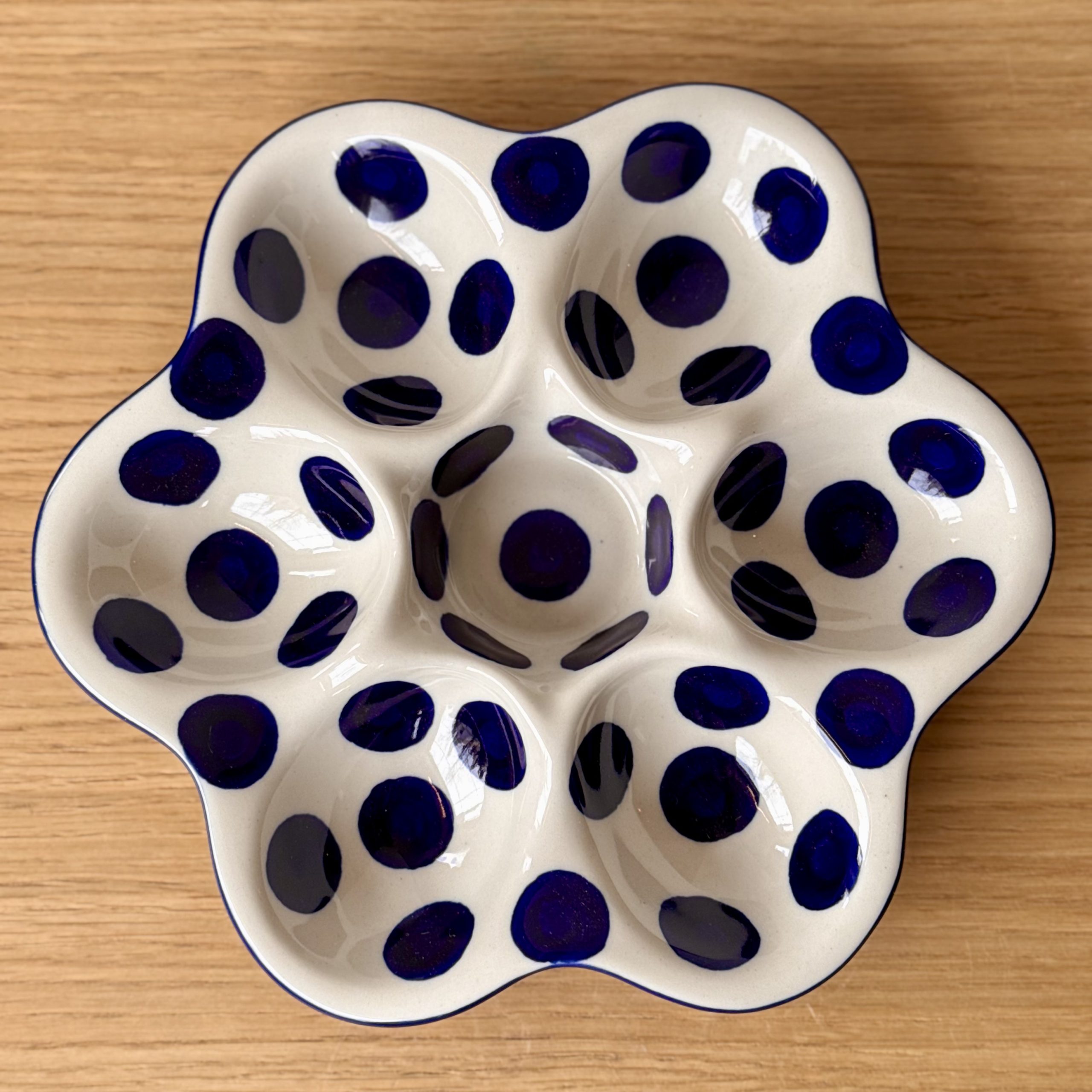 Talerz na jajka (747) - śr 22 cm - 36X Grochy