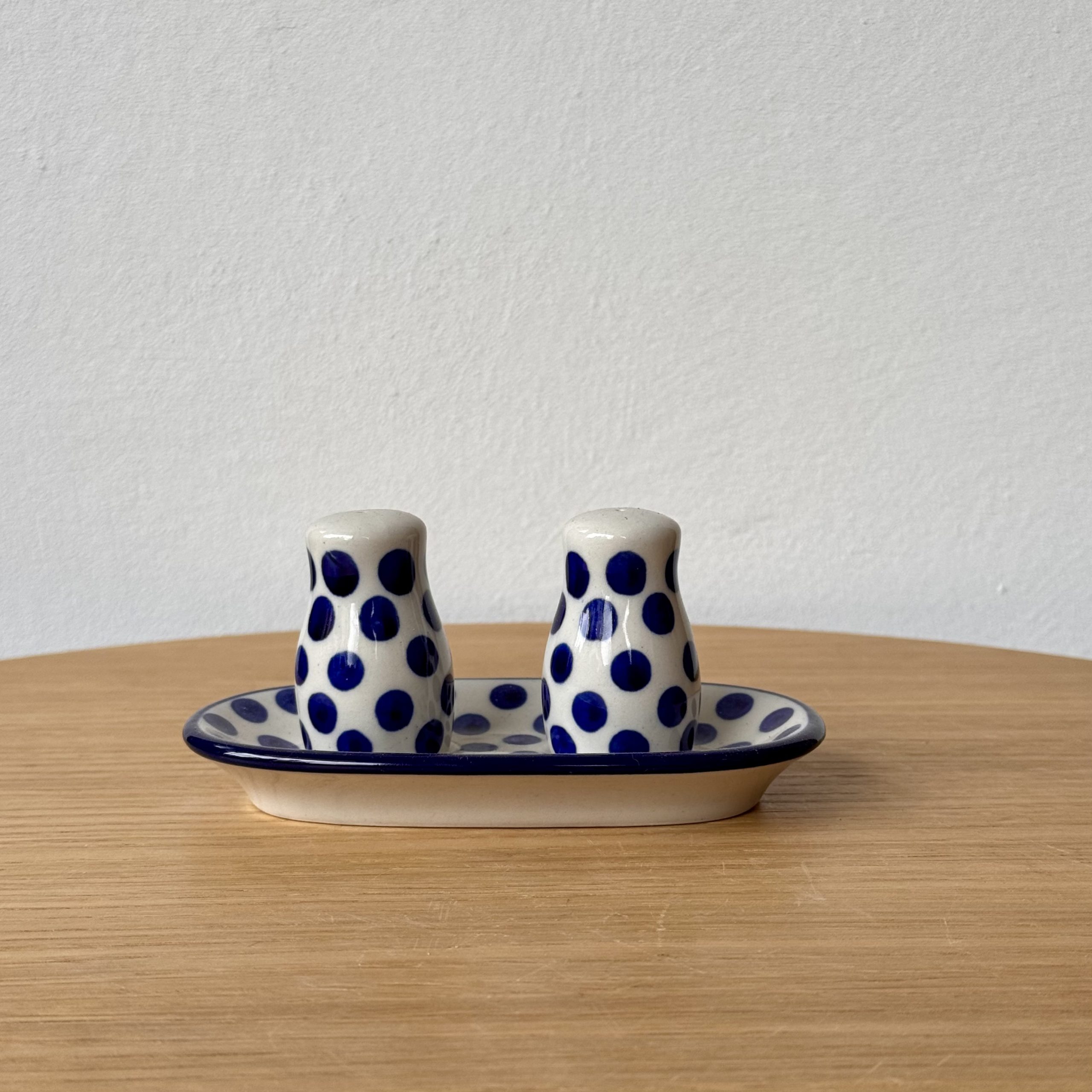 Komplet sól-pieprz z podstawką (B30) - wys 5 cm - 61X Kropki