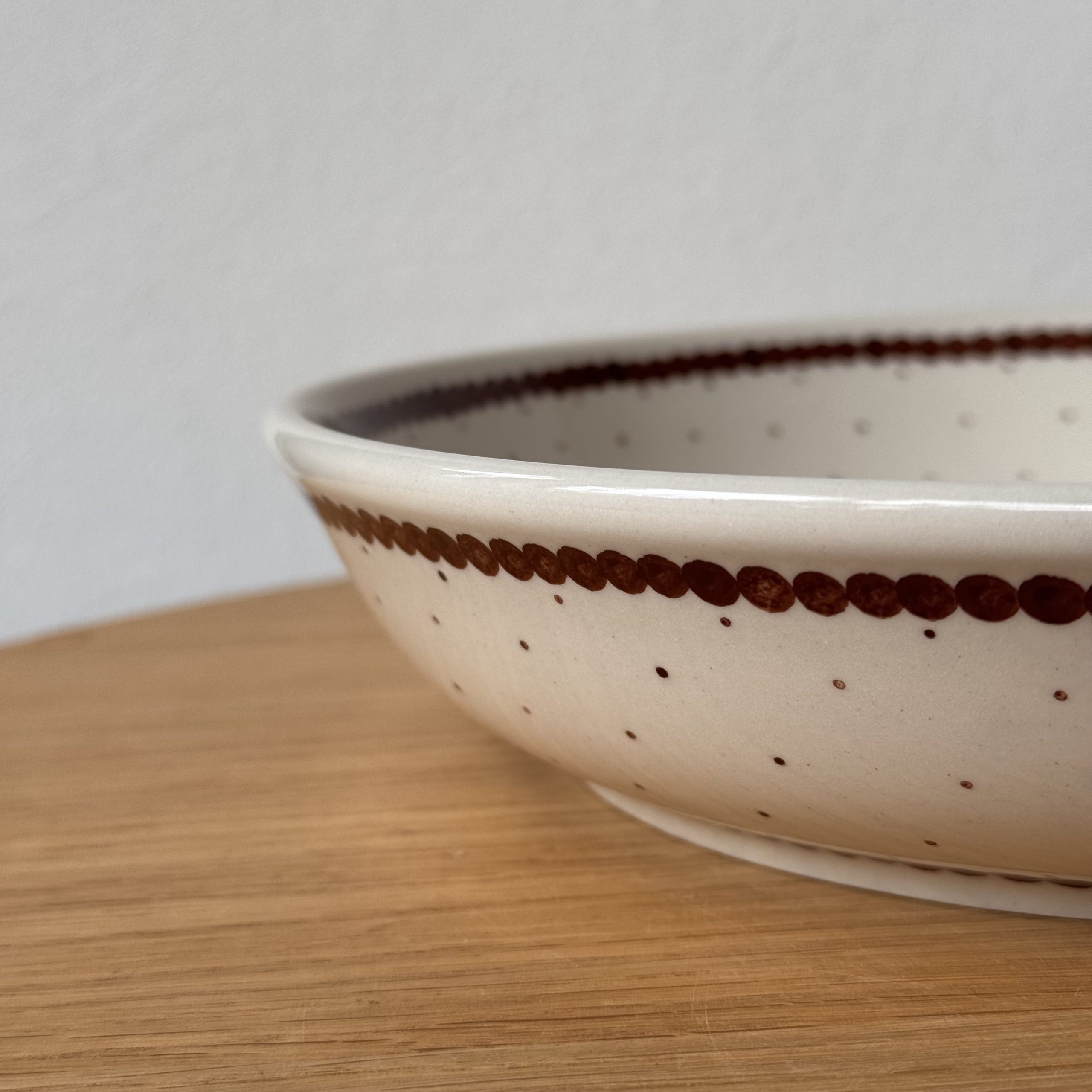 Miska ceramiczna na makaron (D93) - śr 24,5cm wys 5,3cm - 61B Mini kropka brązowa - obrazek 3