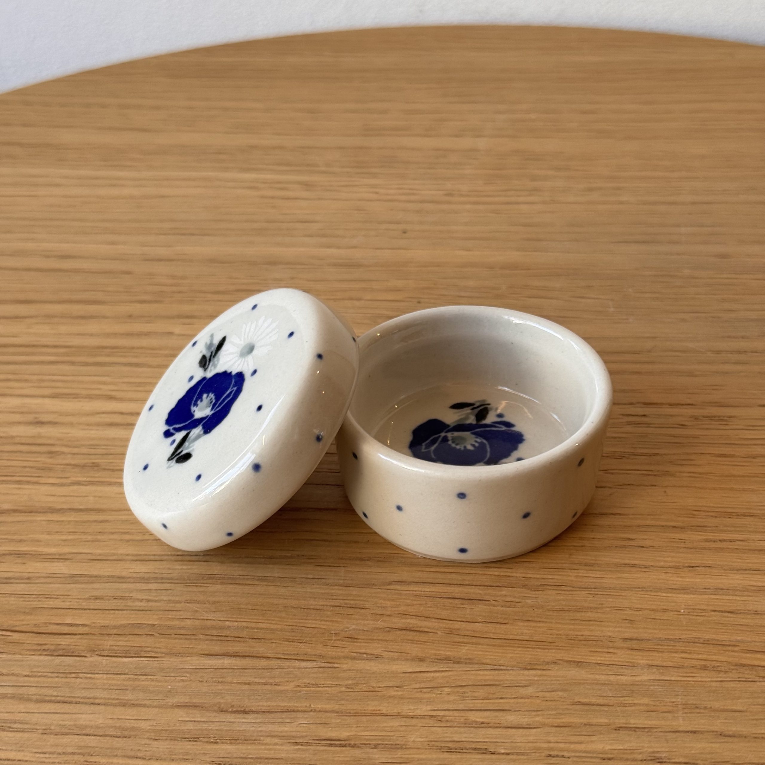 Pojemnik na biżuterię (G31) - śr 5,7 cm - 2661X Niebieskie maki - obrazek 2