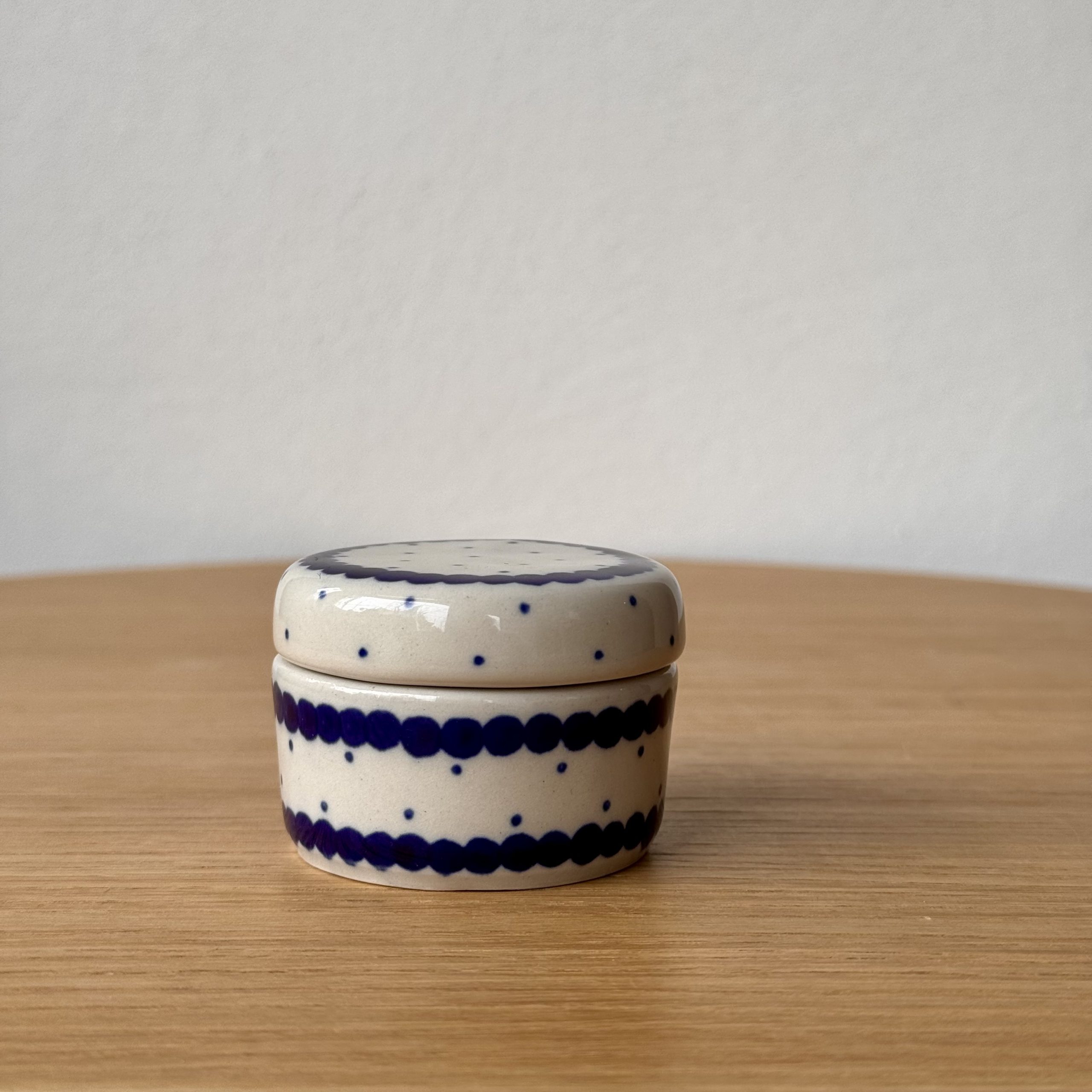 Pojemnik na biżuterię (G31) - śr 5,7 cm - 61A Mini kropka niebieska