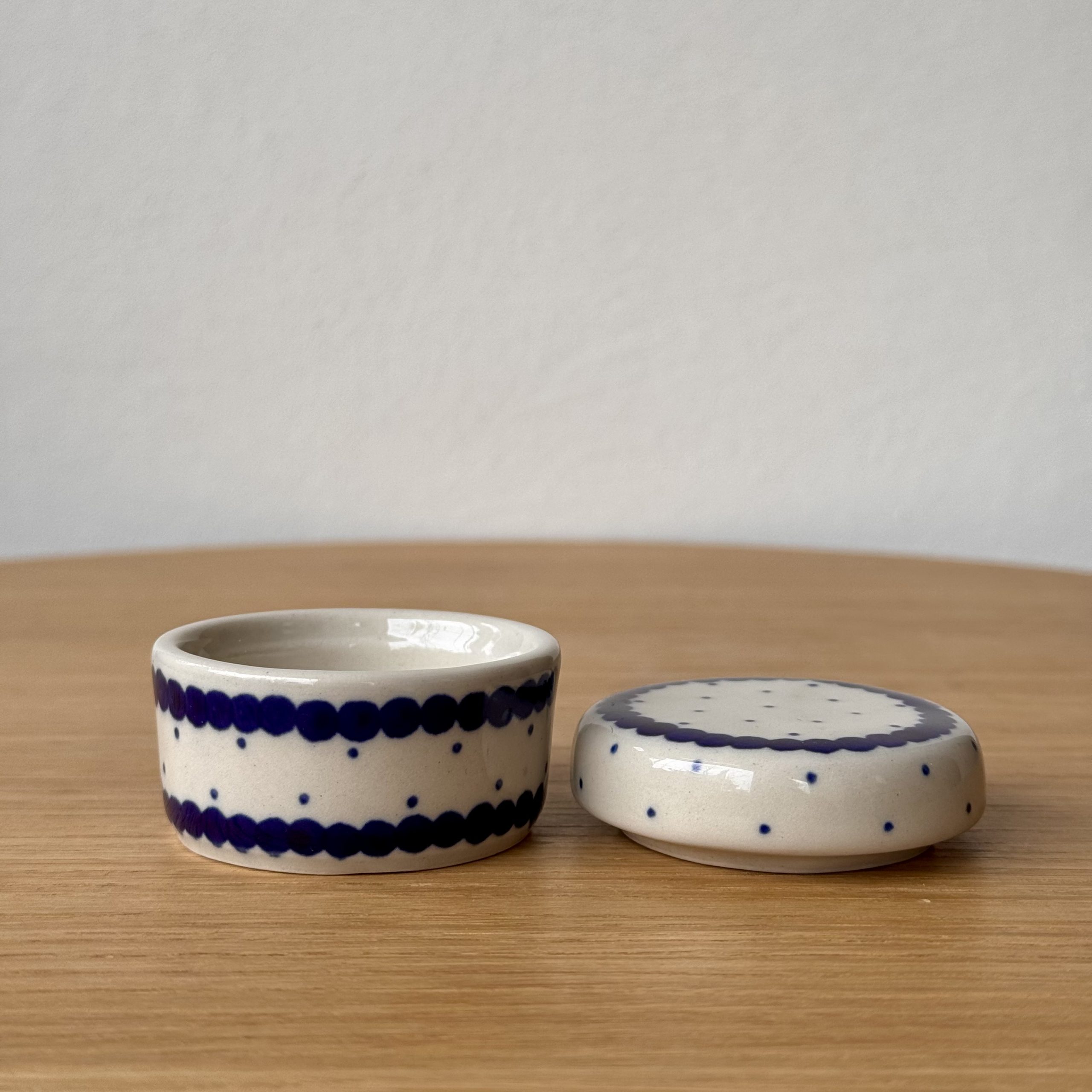 Pojemnik na biżuterię (G31) - śr 5,7 cm - 61A Mini kropka niebieska - obrazek 2