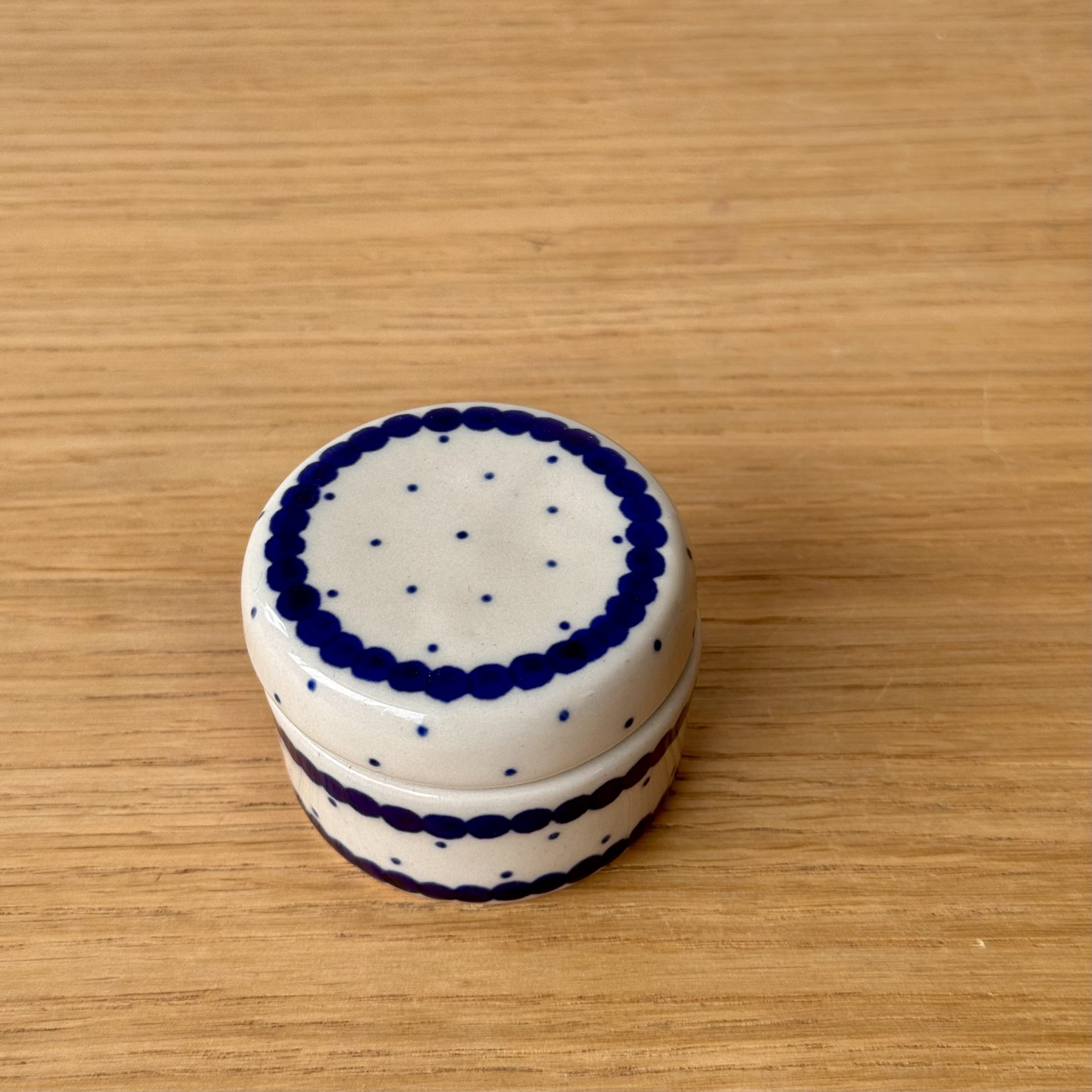 Pojemnik na biżuterię (G31) - śr 5,7 cm - 61A Mini kropka niebieska - obrazek 3