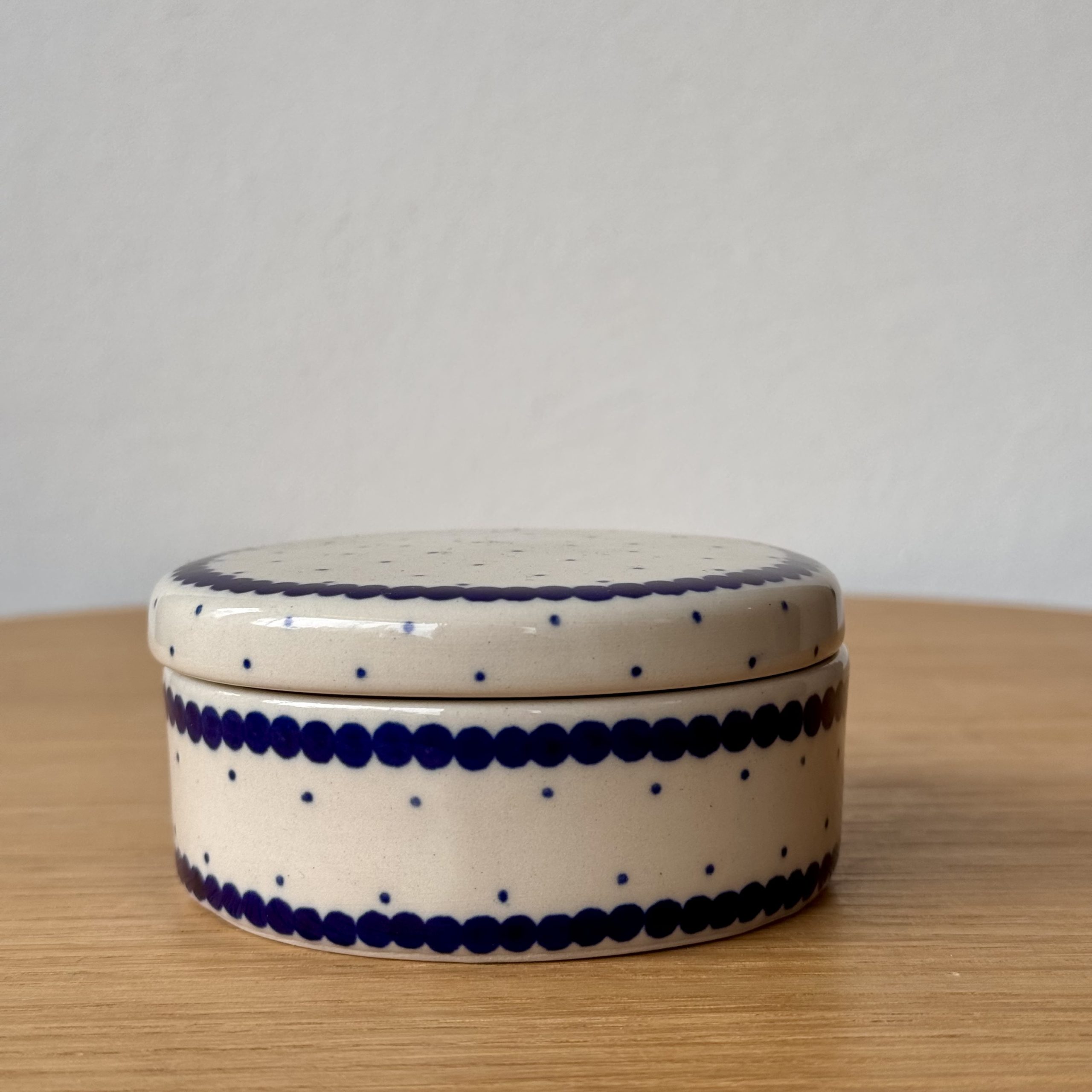 Pojemnik na biżuterię (G94) - śr 9,5 cm - 61A Mini kropka niebieska