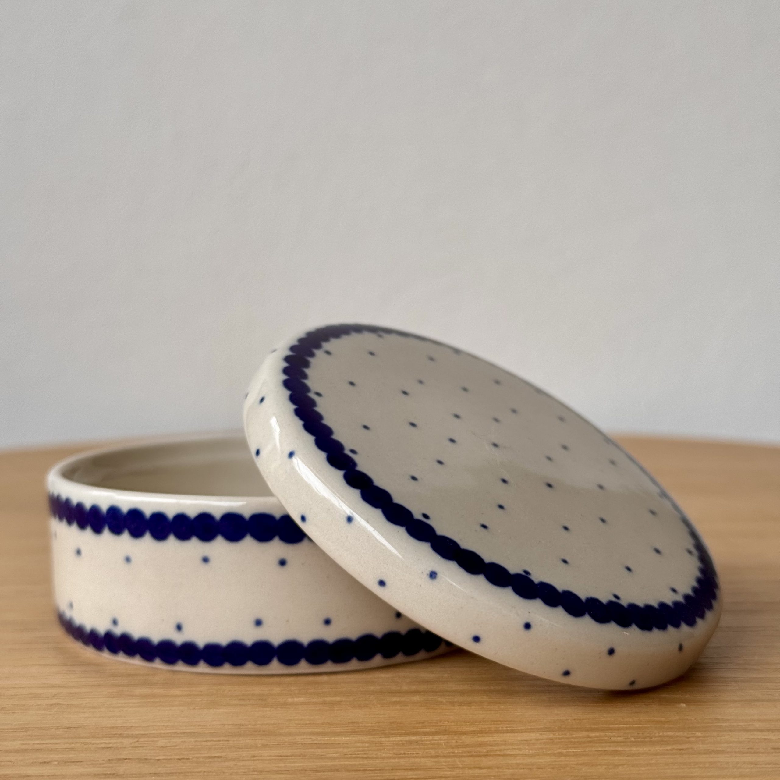 Pojemnik na biżuterię (G94) - śr 9,5 cm - 61A Mini kropka niebieska - obrazek 3